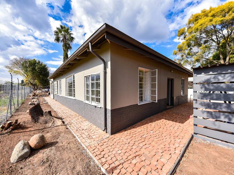 Newly renovated three bedroom home with a flatlet - Villieria - Photo 5