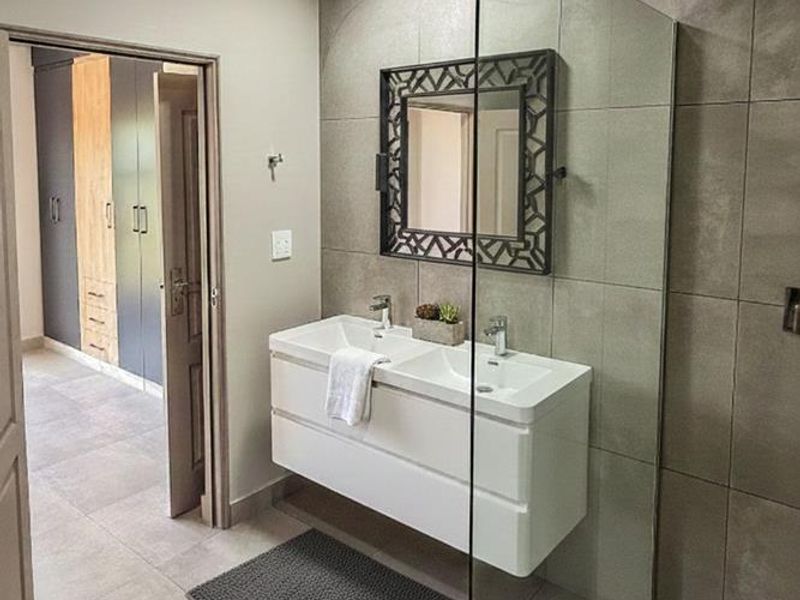 Modern 2-Bedroom Apartment | Available To Rent  Discover sophisticated urban living in this modern 2-bedroom, 2-bathroom apartment, perfectly positioned for con - Photo 3