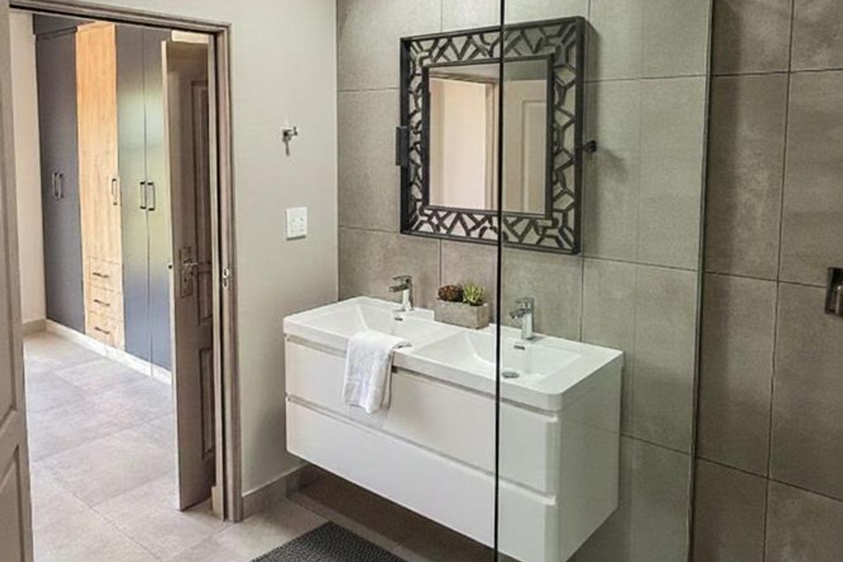 Modern 2-Bedroom Apartment | Available To Rent  Discover sophisticated urban living in this modern 2-bedroom, 2-bathroom apartment, perfectly positioned for con - Photo 3
