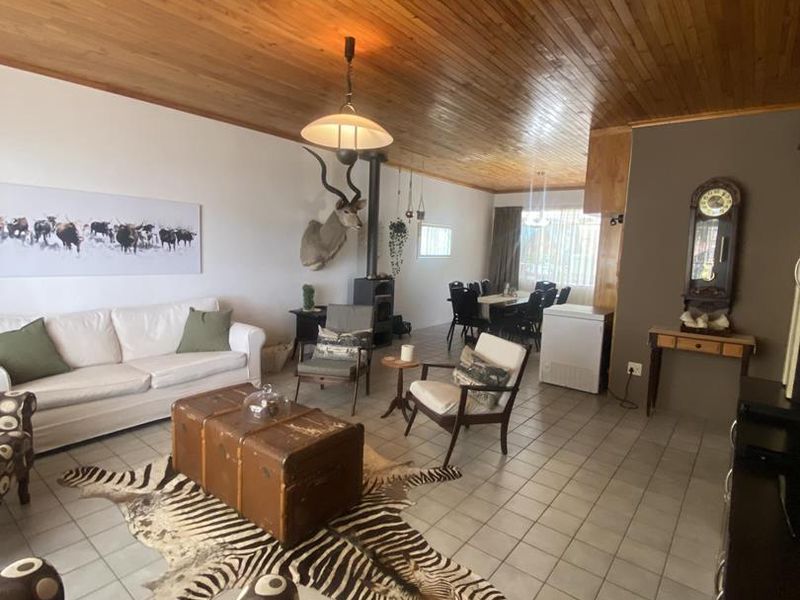 Walking distance from SA Embassy in Klein Windhoek. Live + earn in one! - Photo 4