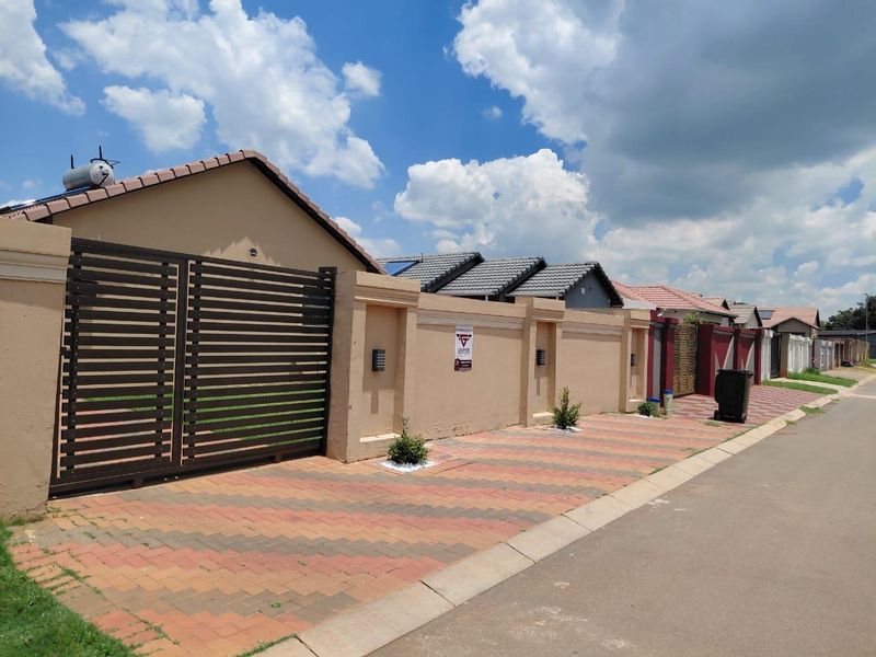 Elegant 3-Bedroom Family Home in the Heart of Dawn Park - Photo 2