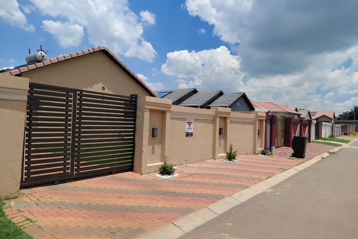 Elegant 3-Bedroom Family Home in the Heart of Dawn Park - Photo 2