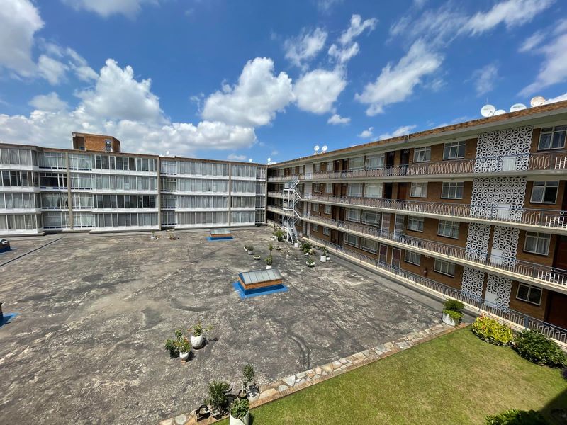 Stunning 2-Bedroom Unit in Sought-After Trafalgar Square - Photo 2