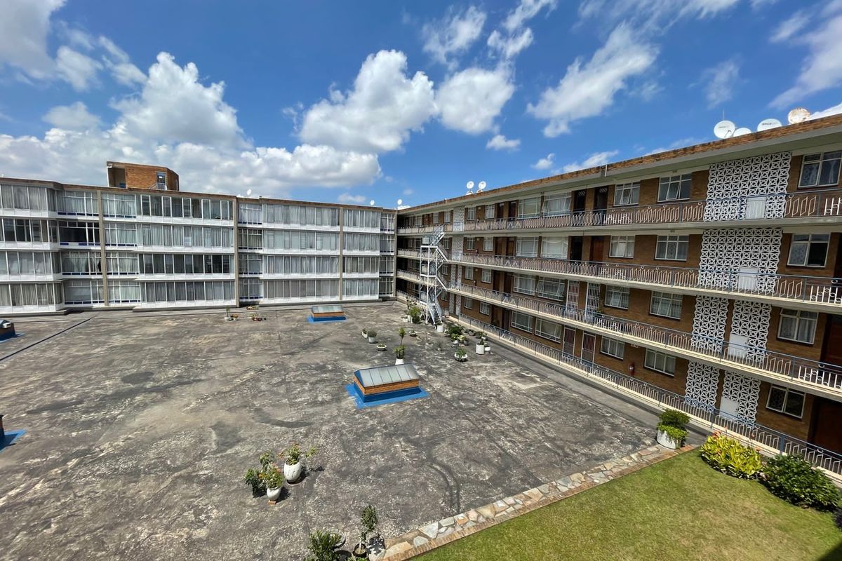 Stunning 2-Bedroom Unit in Sought-After Trafalgar Square - Photo 2