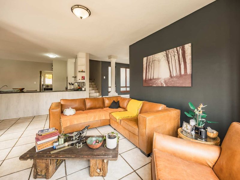 Elegant Family Living in Wapadrand Estate Landgoed - Photo 10