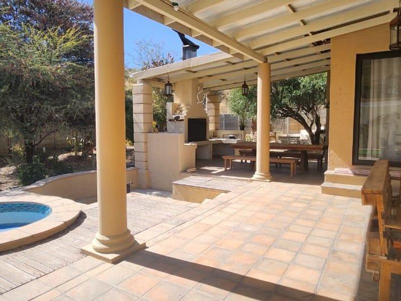 Spacious family home, with views and near amenities - Photo 6