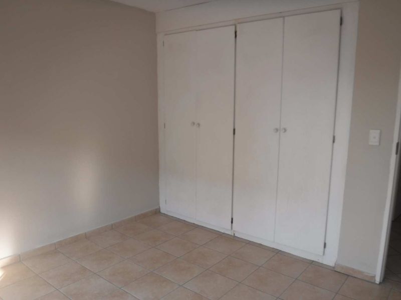 Comfortable 2-Bedroom Apartment with Covered Parking Spot - Photo 9