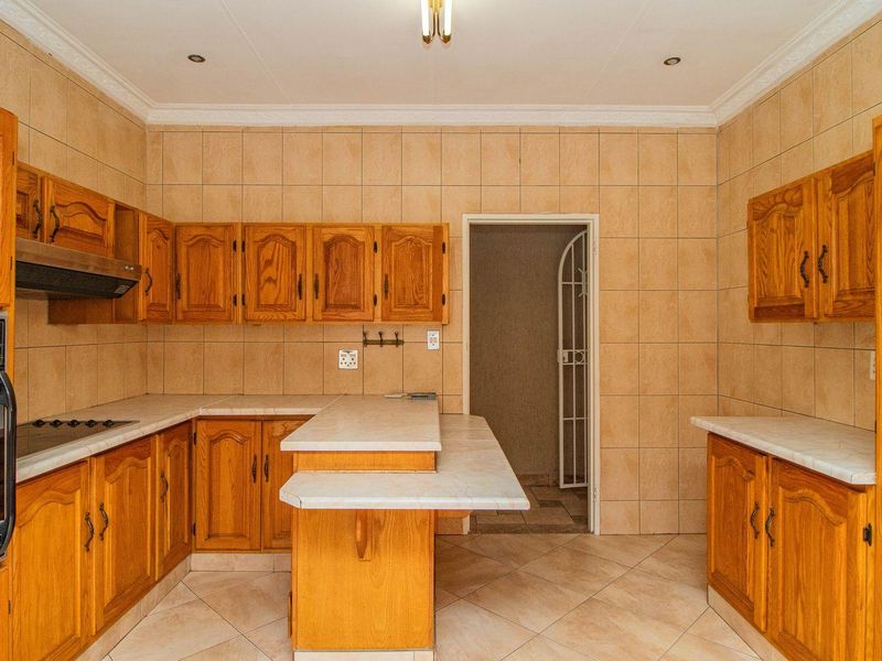 Immaculate 3 Bedroom facebrick home in Rynsoord - Photo 8