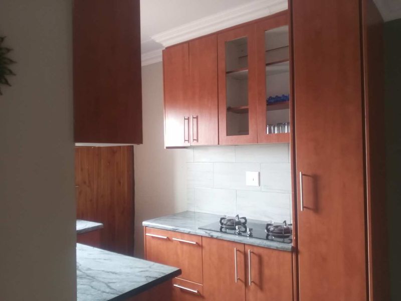 Cozy 2-Bedroom Flat with Modern Amenities in Devon, Nigel - Photo 2