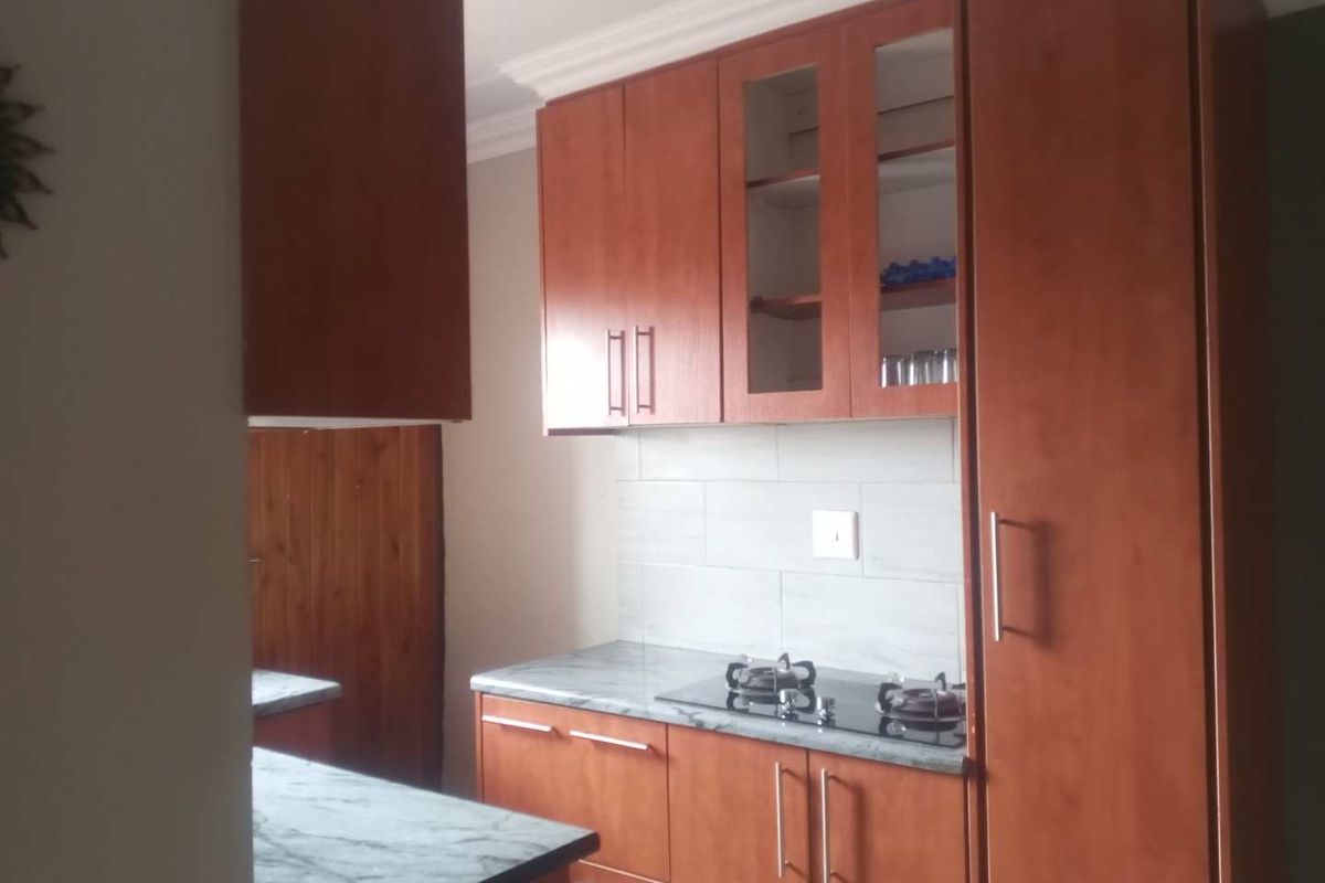 Cozy 2-Bedroom Flat with Modern Amenities in Devon, Nigel - Photo 2