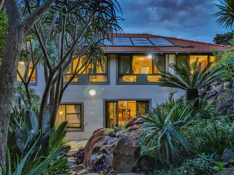 DISTINGUSHED HOME FOR THE DISCERNING FAMILY - Photo 2