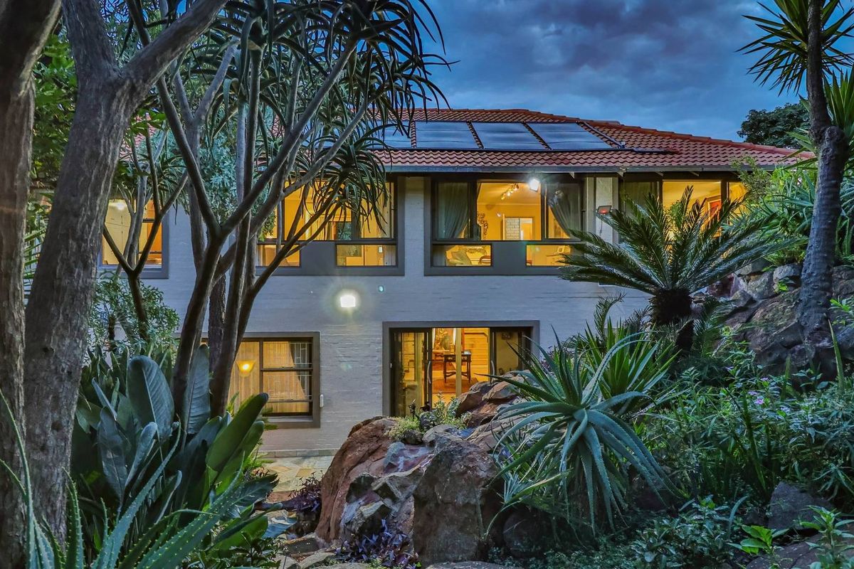 DISTINGUSHED HOME FOR THE DISCERNING FAMILY - Photo 2