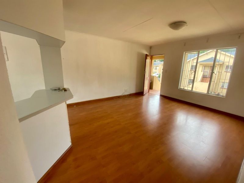 Neat 2 bedroom Top Floor Unit in Theda Oaks - Photo 4