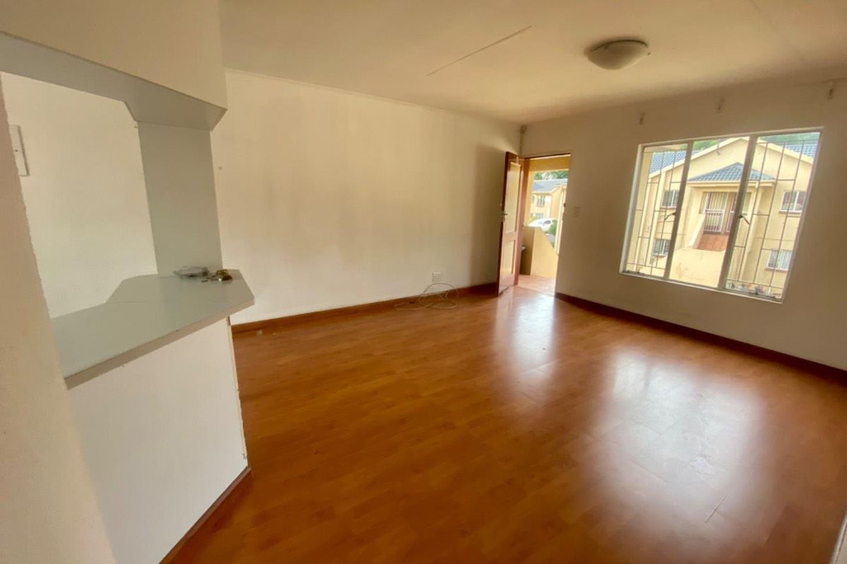 Neat 2 bedroom Top Floor Unit in Theda Oaks - Photo 4