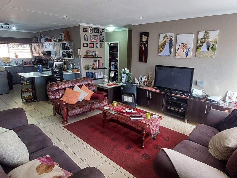 Modern Pet-Friendly 2-Bedroom Townhouse for sale - Photo 2