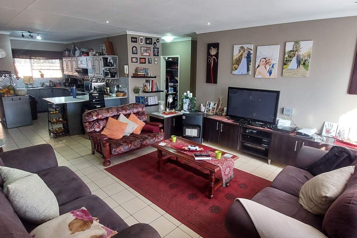Modern Pet-Friendly 2-Bedroom Townhouse for sale - Photo 2