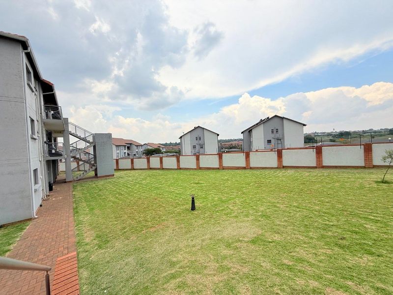 Chic Third-Floor Gem: Perfect for First-Time Buyers & Investors - Photo 2