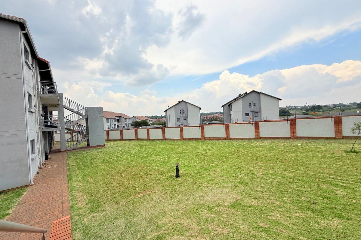 Chic Third-Floor Gem: Perfect for First-Time Buyers & Investors - Photo 2