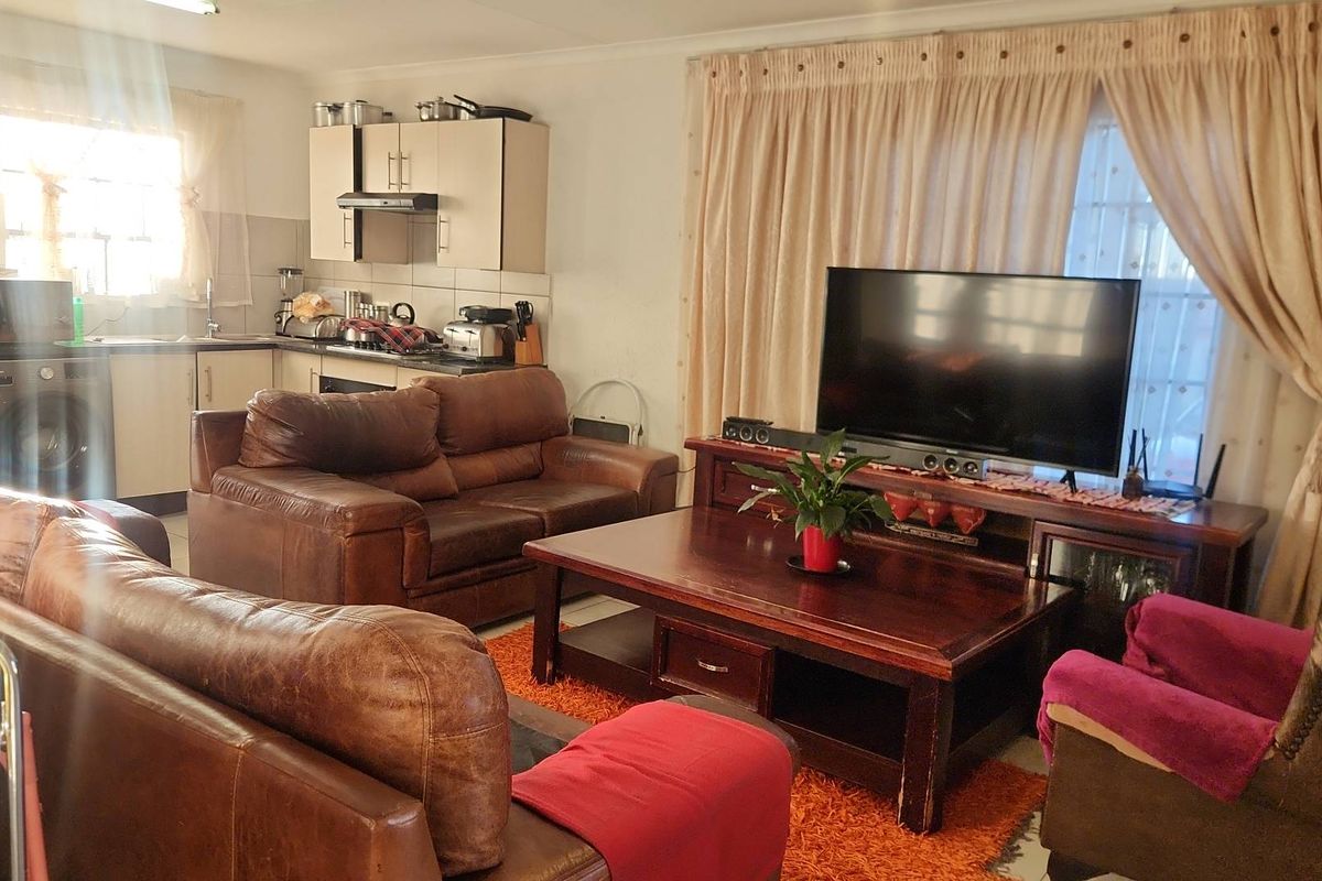 3 Bedroom House For Sale in Heatherview - Photo 4