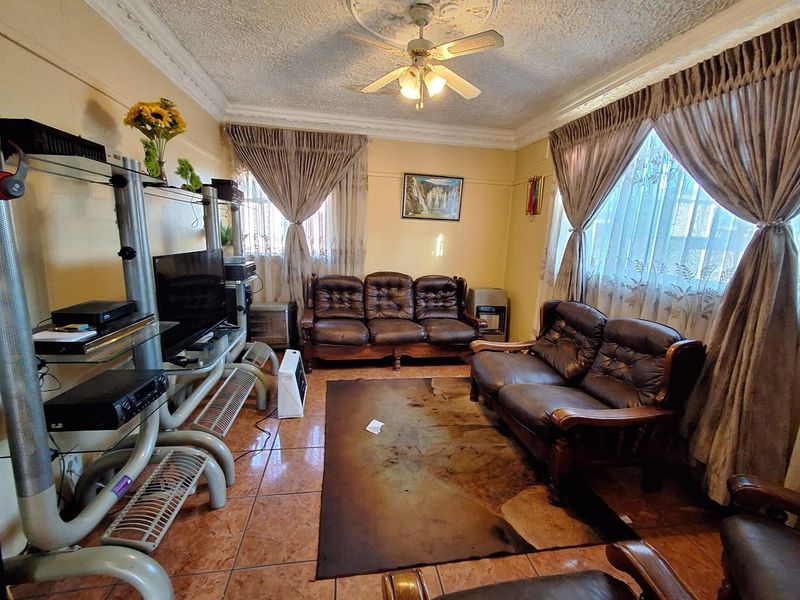 3-Bedroom Home with Garage, Storeroom, Carport & Spacious Backyard - Photo 7