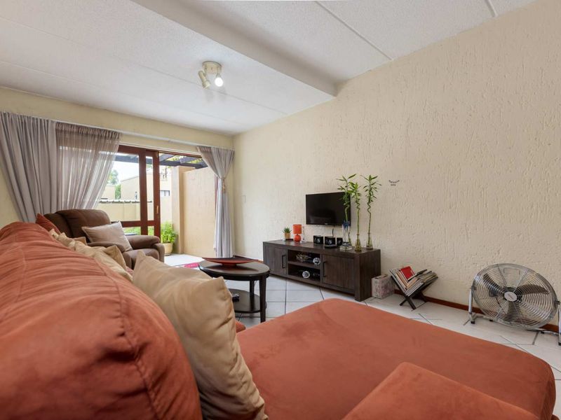 ESCAPE TO TRANQUILITY: YOUR DREAM 2 BEDROOM GAREDEN APARTMENT IN SUNNINGHILL’S VIA VERCELLI ESTATE - Photo 3