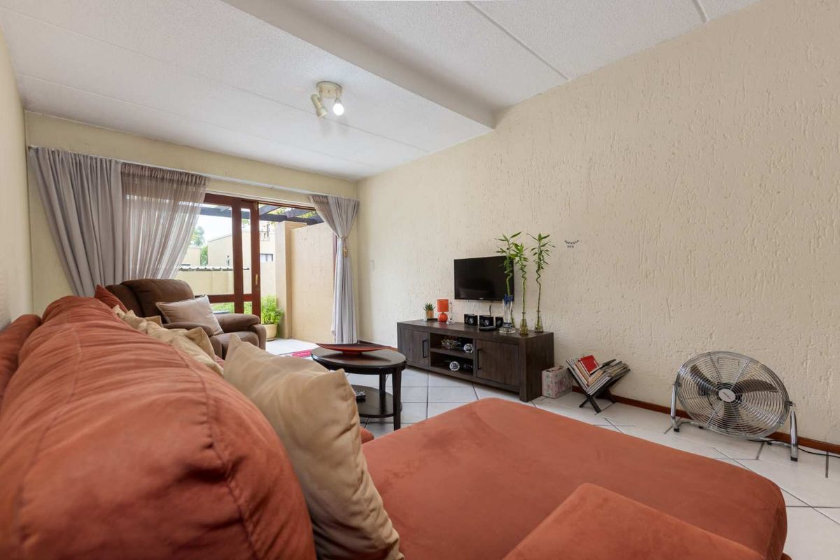 ESCAPE TO TRANQUILITY: YOUR DREAM 2 BEDROOM GAREDEN APARTMENT IN SUNNINGHILL’S VIA VERCELLI ESTATE - Photo 3