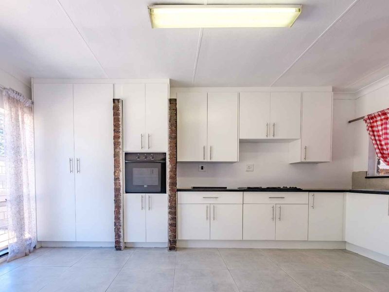 Parkrand "Renovated Kitchen & Baths in Spacious Family Retreat in semi enclosed area! - Photo 4