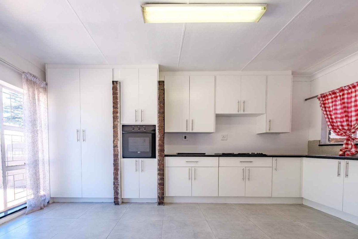 Parkrand "Renovated Kitchen & Baths in Spacious Family Retreat in semi enclosed area! - Photo 4