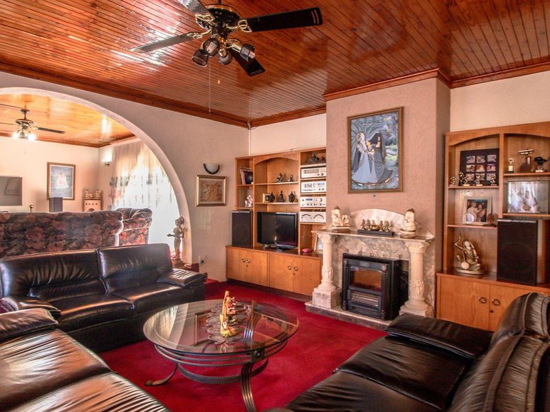 Beautiful Double storey facebrick 6 Bedroom Home - Photo 7