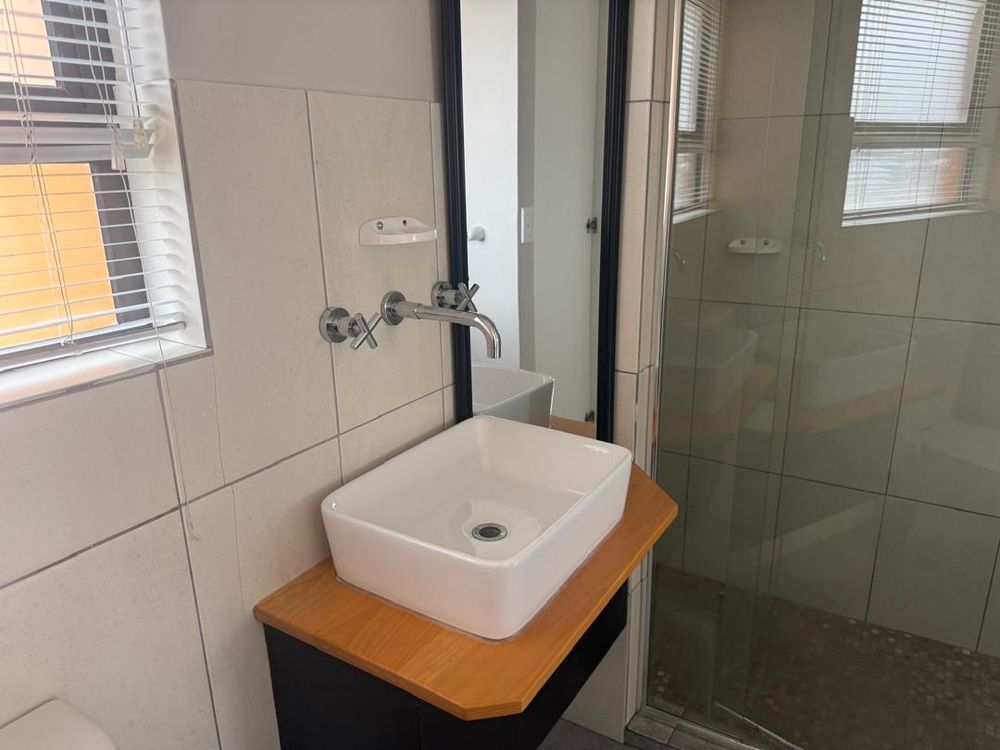 Bedroom 2 en-suit bathroom 