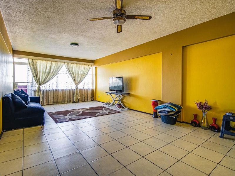 PRICED TO GO! 5 TH FLOOR UNIT - Photo 2