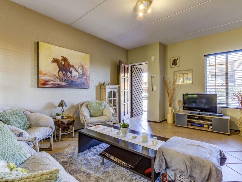 PICTURE PERFECT GROUND FLOOR TOWNHOUSE with 2 STOREROOMS - Photo 2