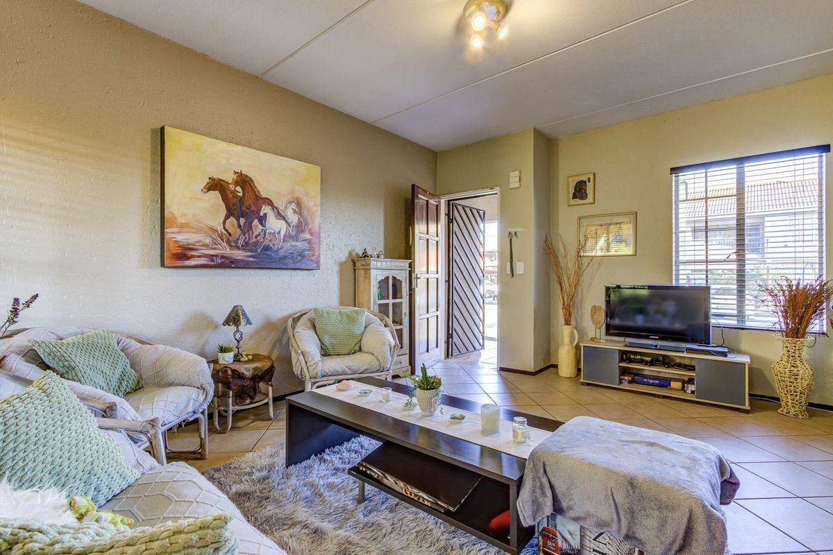 PICTURE PERFECT GROUND FLOOR TOWNHOUSE with 2 STOREROOMS - Photo 2