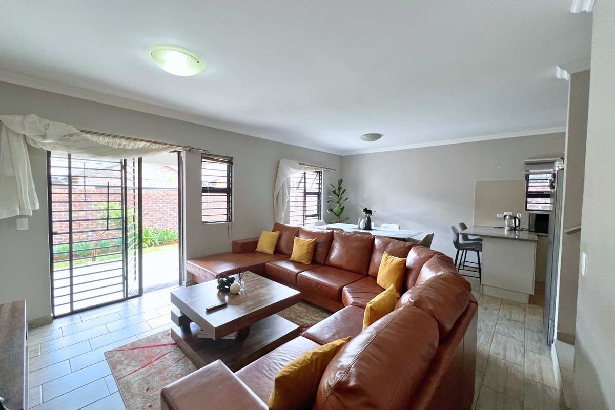 Peaceful living in this beautifully maintained 3 bedroom, 2 bathroom townhouse located in Azima View Estate. - Photo 3