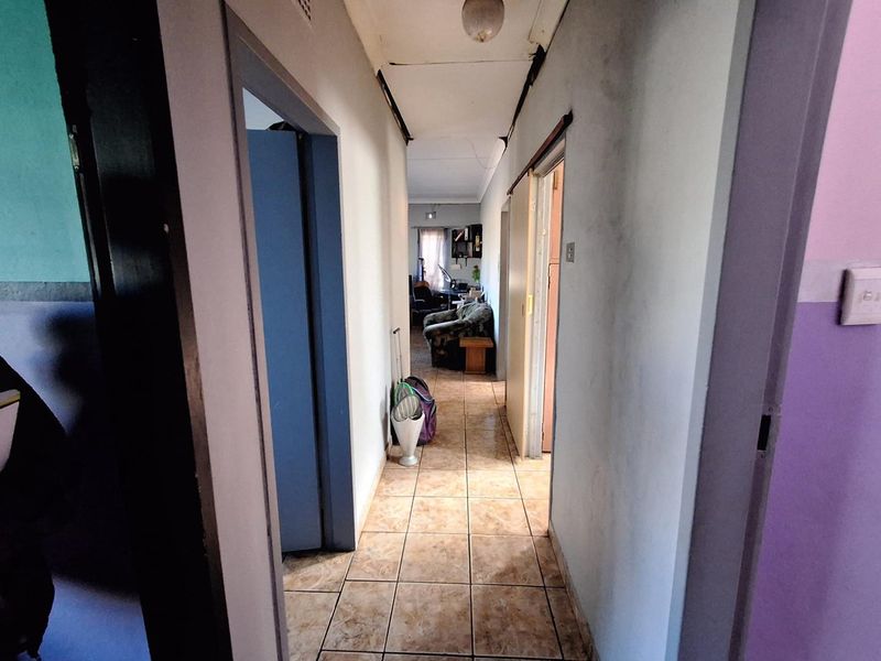 3-Bedroom Family Home with Swimming Pool, Garage & Secure Pet-Friendly Garden - Photo 9