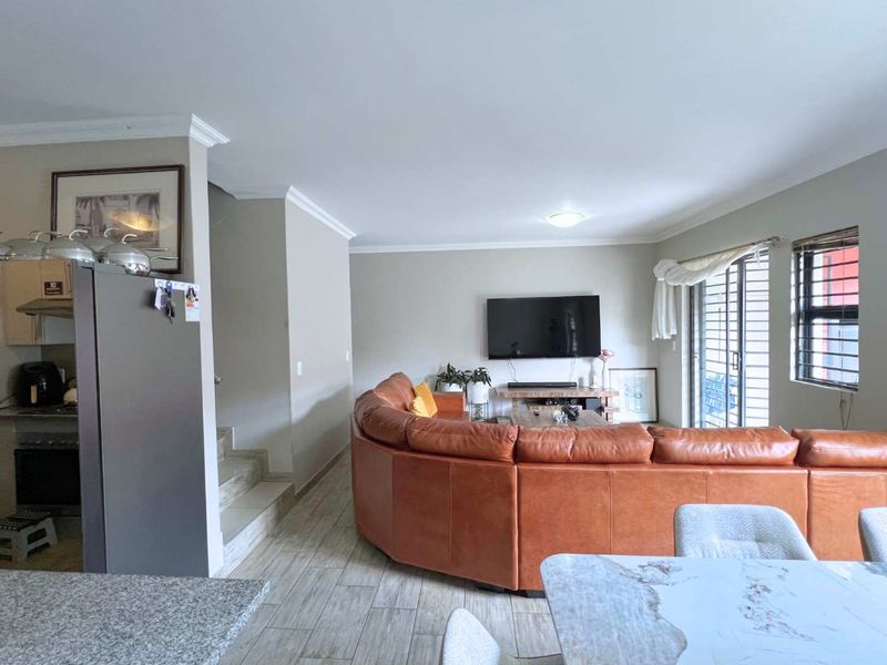 Peaceful living in this beautifully maintained 3 bedroom, 2 bathroom townhouse located in Azima View Estate. - Photo 5