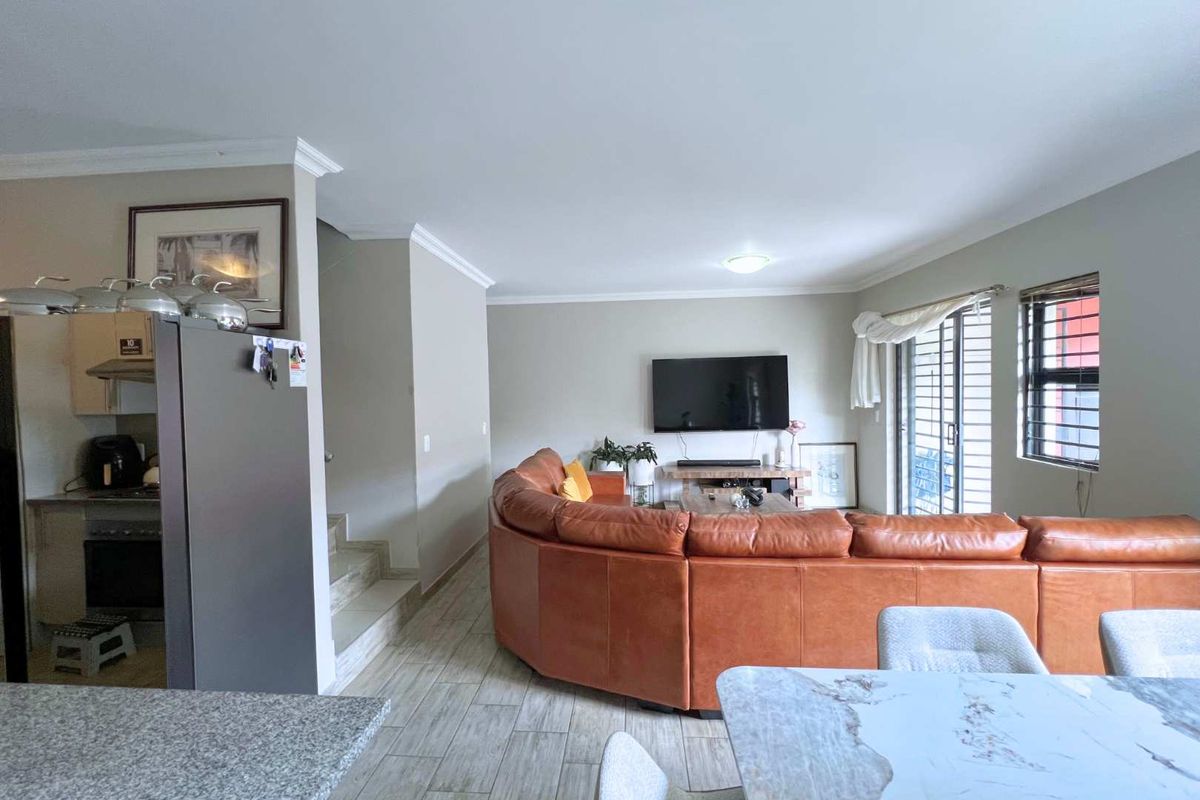 Peaceful living in this beautifully maintained 3 bedroom, 2 bathroom townhouse located in Azima View Estate. - Photo 5