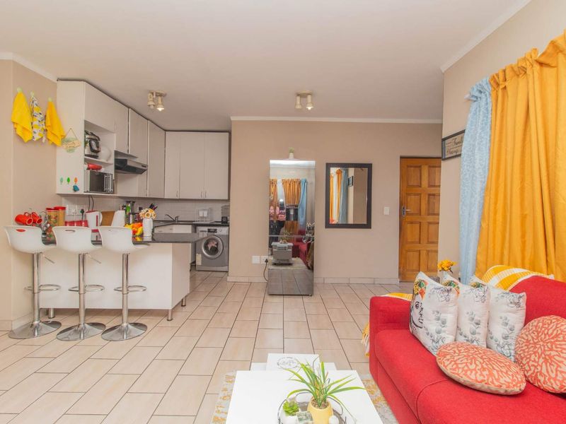 Renovated Elegant 2-Bedroom Retreat in Vibrant Parklands - Photo 2