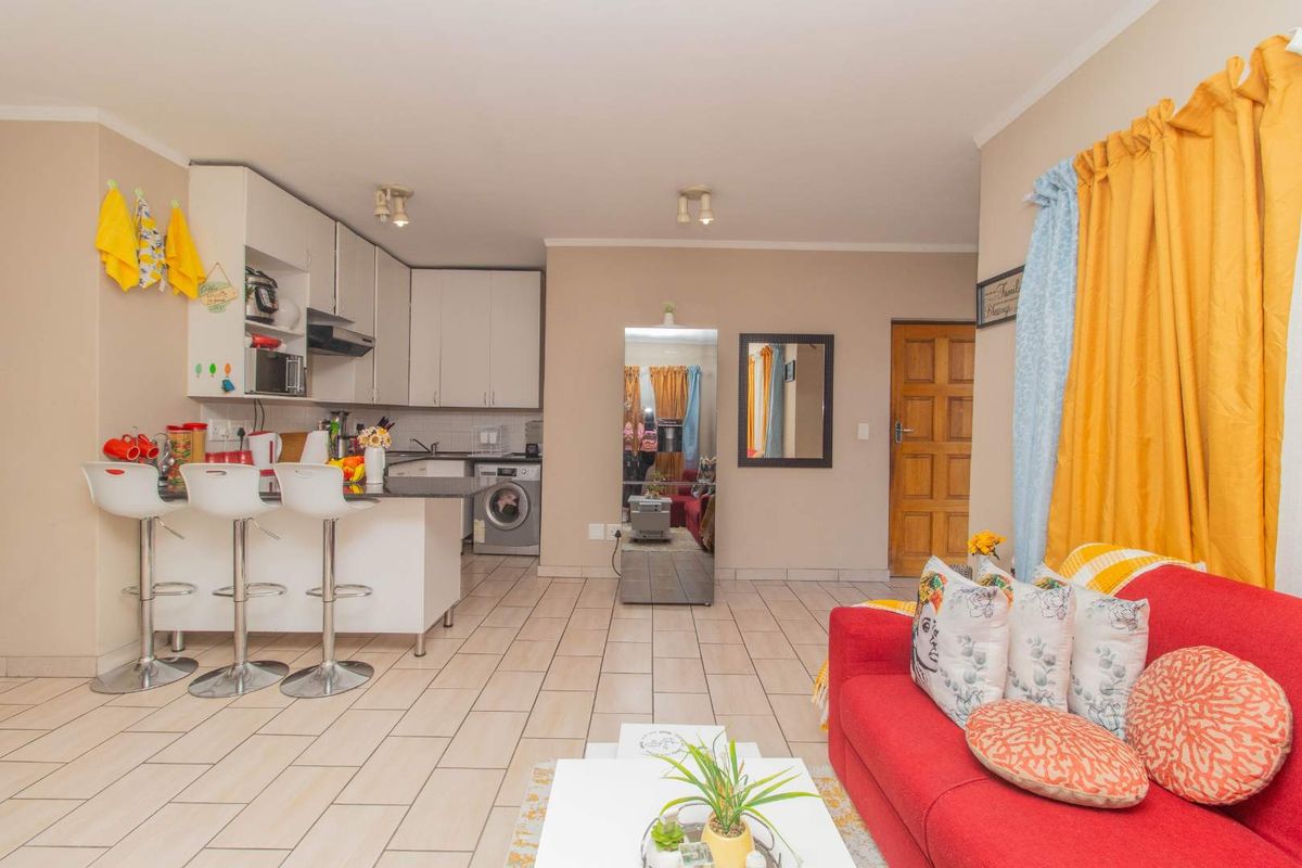 Renovated Elegant 2-Bedroom Retreat in Vibrant Parklands - Photo 2