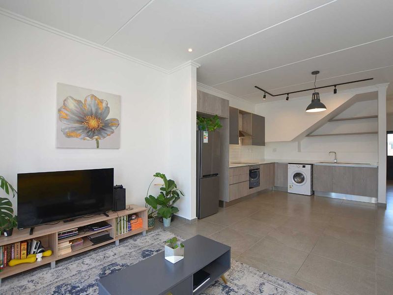 Modern Townhouse For Sale - Photo 5