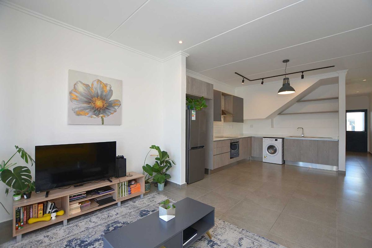 Modern Townhouse For Sale - Photo 5