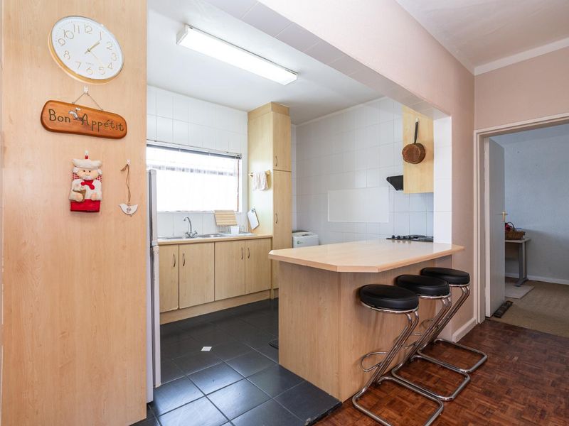 Bright and Spacious 3- Bedroom Flat - Ultimate Convenience Near Town! - Photo 3