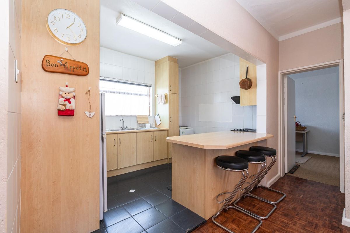 Bright and Spacious 3- Bedroom Flat - Ultimate Convenience Near Town! - Photo 3