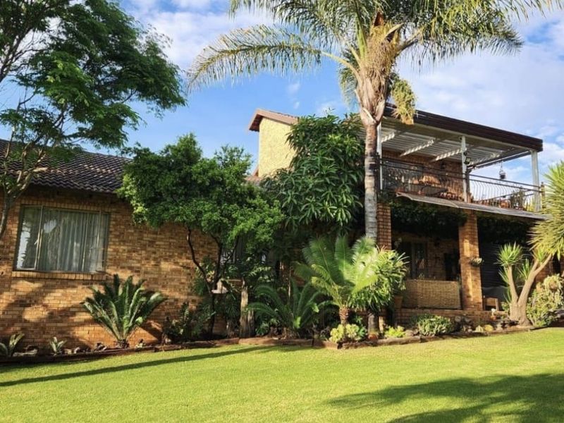 Beautiful Klinker Brick Home with a stunning garden. - Photo 3