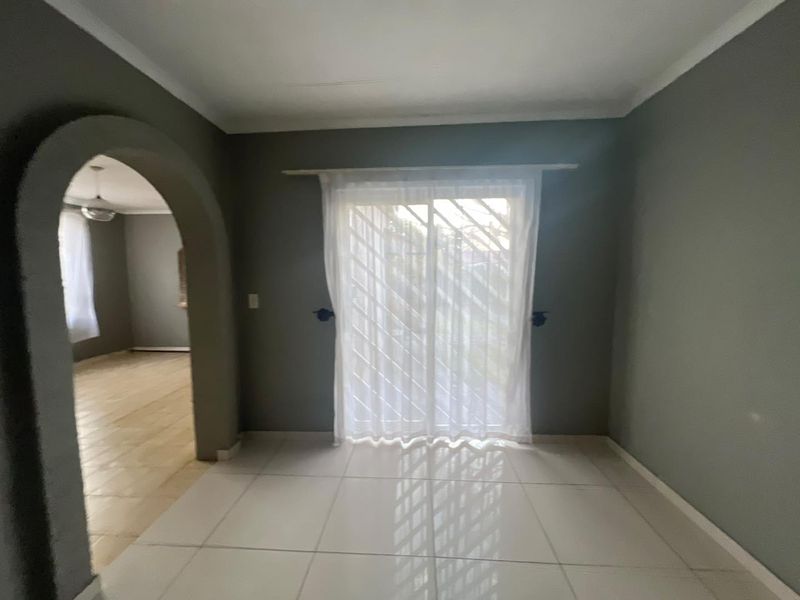 Spacious 3-Bedroom Family Home – Modern Renovations & Massive Private Garden in Western Extension! - Photo 8