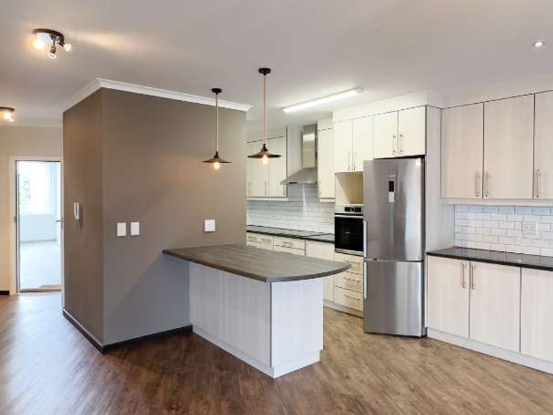 Luxurious 3-Bedroom Apartment with Sea View - Photo 3