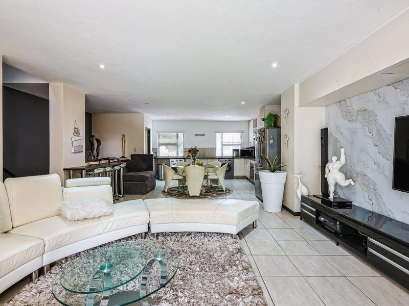 Elegant 2 Bedroom Home for Sale in Lombardy Estate - Photo 7