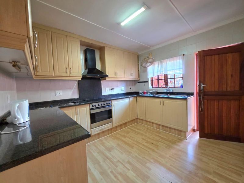 Secure 2 Bedroom Townhouse with Double Garage and Private Pool in Malvern - Photo 9