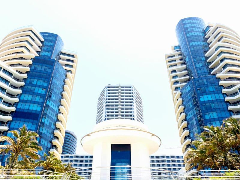 Redefine Luxury in 2025 – Fully Furnished 1-Bedroom at The Pearls of Umhlanga - Photo 1