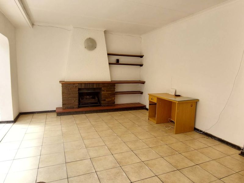 2 Flats, Large Stand and a Main House. - Photo 3